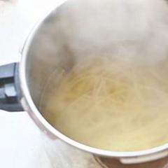 Як варити спагетті в каструлі?